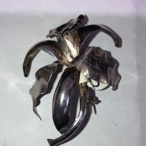 ** PENDING  ** Delicate Vintage Sterling Silver Floral Pin